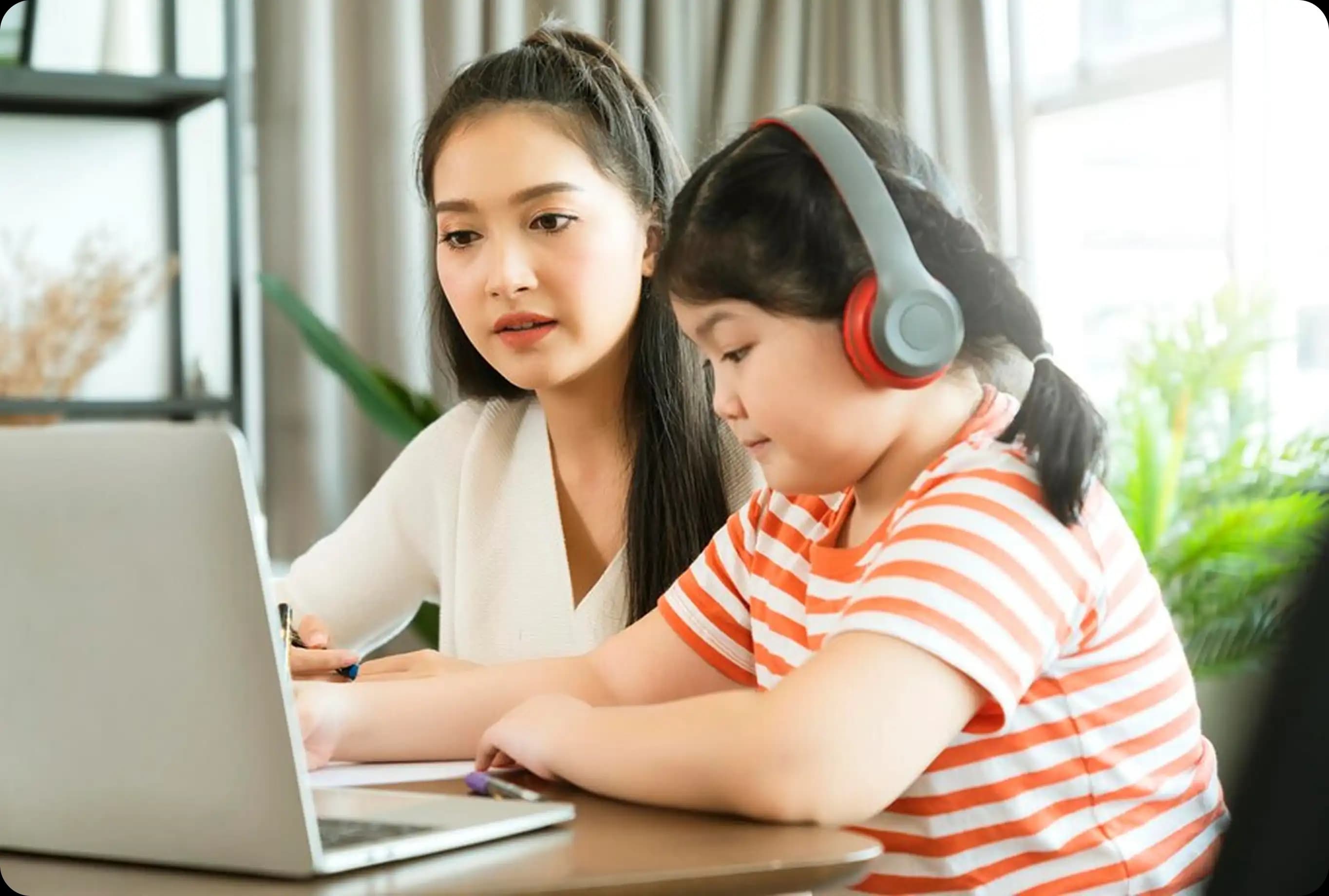Phụ huynh và học sinh cùng học trực tuyến với laptop
